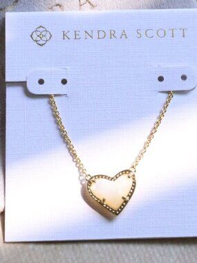 Kendra Scott Ari Heart Gold Necklace Ivory Mother-of-Pearl